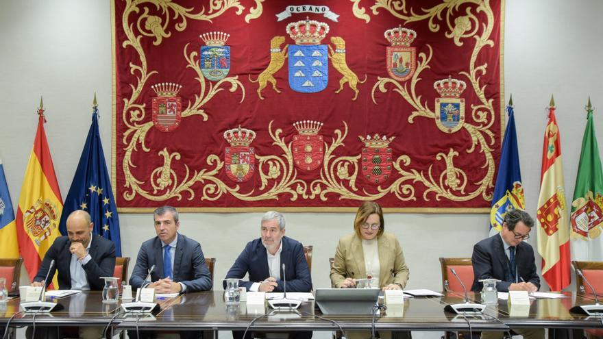 El temor a PP y Vox hace a Canarias renunciar a que el reparto obligatorio de menores migrantes se apruebe en 15 días
