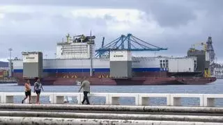El buque extraño que llegó al Puerto de Las Palmas no es un barco... ¡son dos!