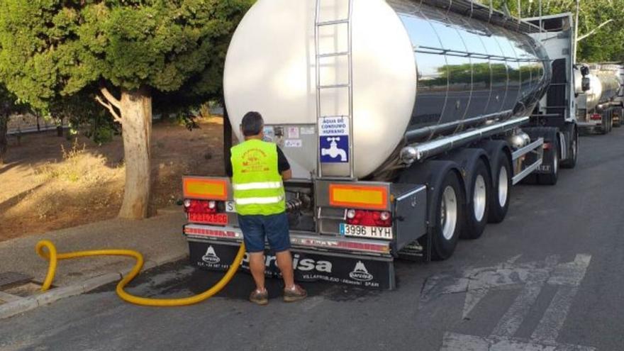 El abastecimiento con camiones cada vez está más extendido ante los cortes de agua que padecen más de 200.000 ciudadanos malagueños en algún momento del día. | L. O.