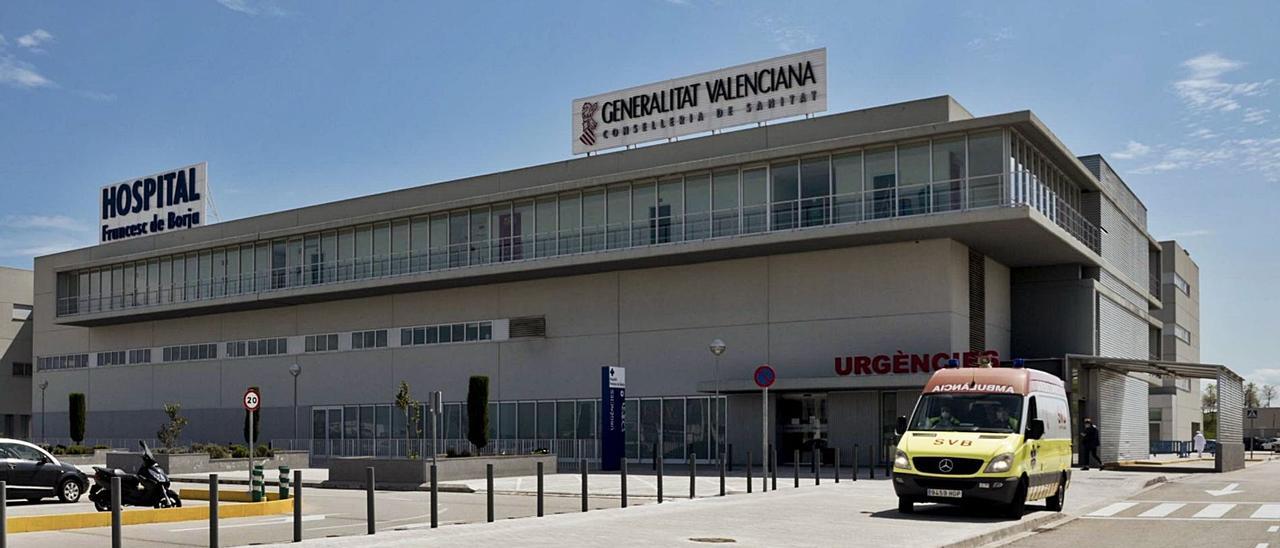 El hospital Francesc de Borja de Gandia alberga ya casi el triple de pacientes de covid de los que tenía pasada semana. | RAFA ANDRÉS