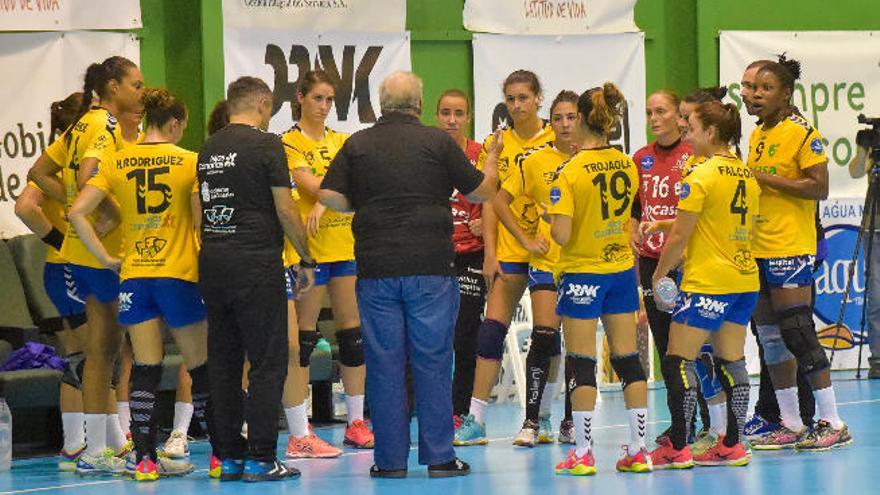 Antonio Moreno da instrucciones a sus jugadoras durante un tiempo muerto.