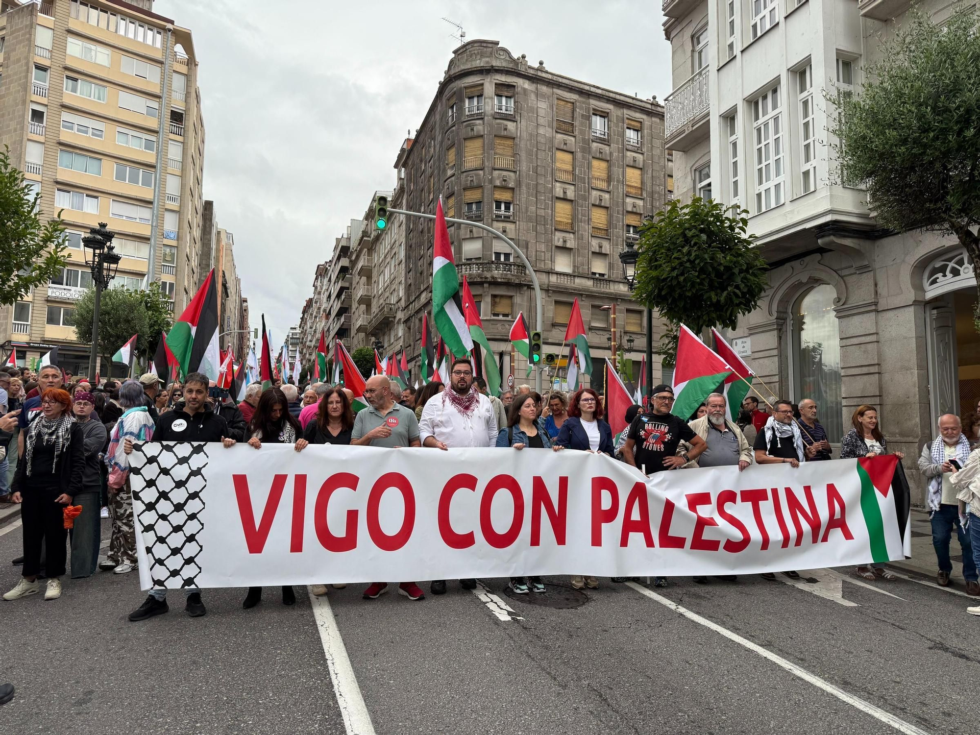 Las imágenes de la multitudinaria manifestación en Vigo contra el «genocidio» de Israel sobre Palestina