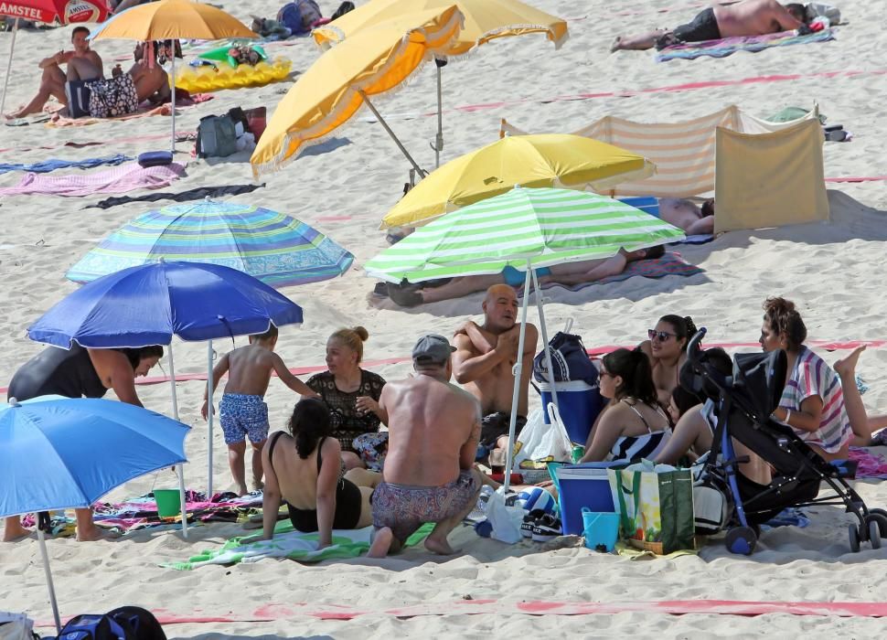 Vigo disfruta del sol del verano con un Samil a rebosar. // Marta G. Brea