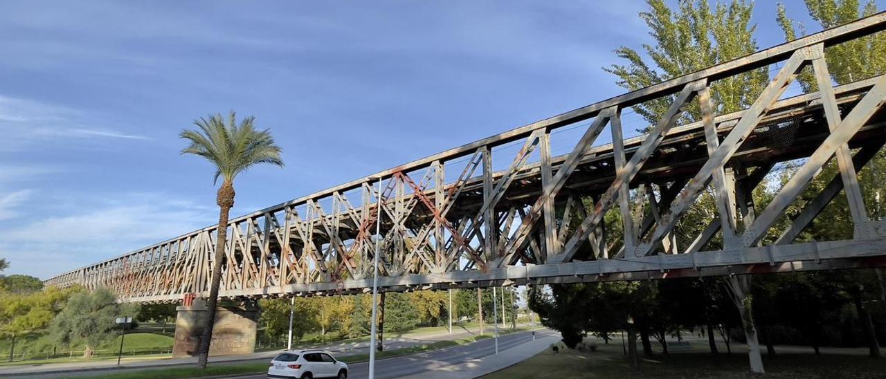 El puente de hierro de Mérida, por el que todavía a día de hoy discurre el tren.