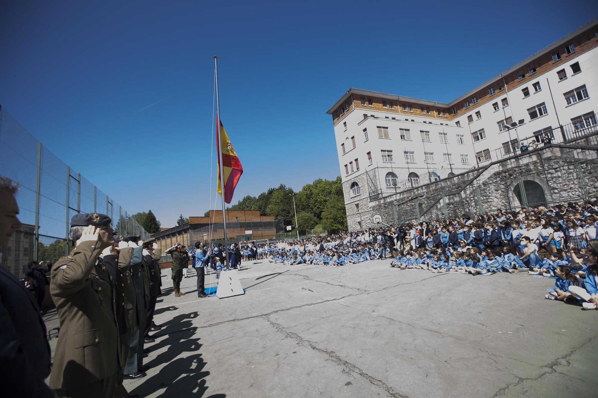 Izado de bandera en el colegio Santa María del Naranco