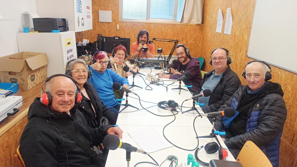 Usuarios del Centro Social de Personas Mayores de El Llano durante la grabación del podcast