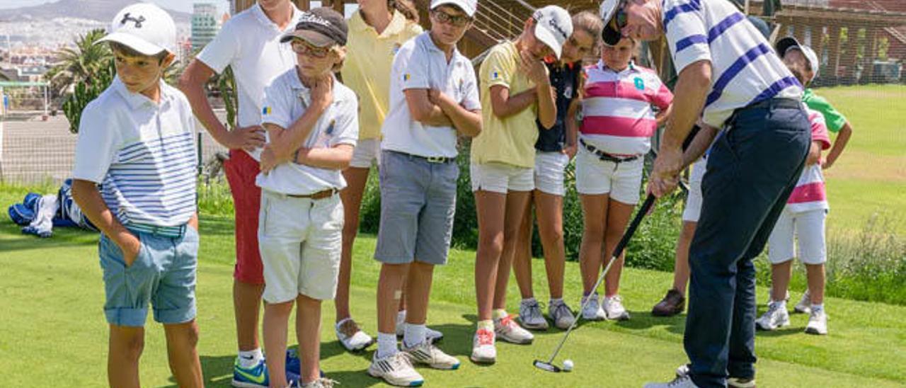 Carlos Suneson durante una de sus clases con los mejores benjamines y alevines en Las Palmeras.