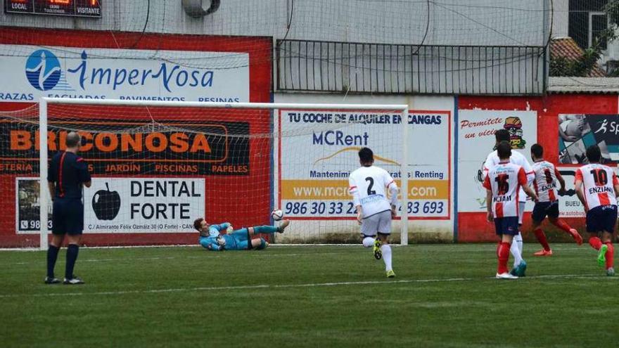 Adrián ejecuta el penalti que supuso el 3-1 ante el Deportivo B. // Gonzalo Núñez