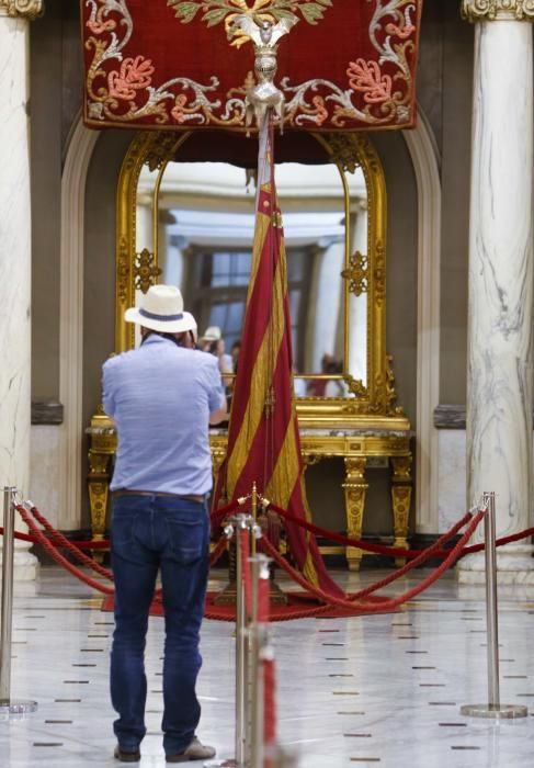 Los valencianos visitan la Real Senyera, expuesta en la sala de cristal