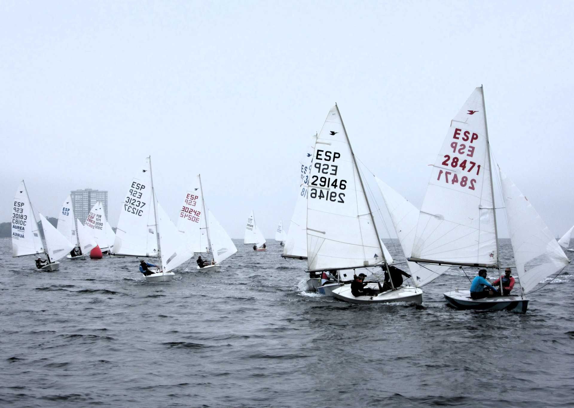 2023-06-03 Porto-Cabello del Náutico de Vigo al frente de la flota, con la isla de Toralla al fondo (Foto Emilio Méndez).JPG