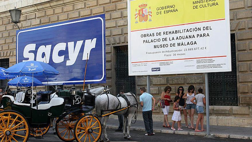 Museo de Málaga. El cartel de obra de la rehabilitación del Palacio de la Aduana ya está instalado.