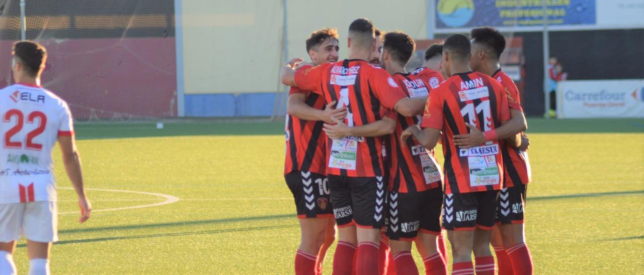 Los futbolistas del Salerm Puente Genil celebran un gol en el pasado cruce ante el Antoniano.