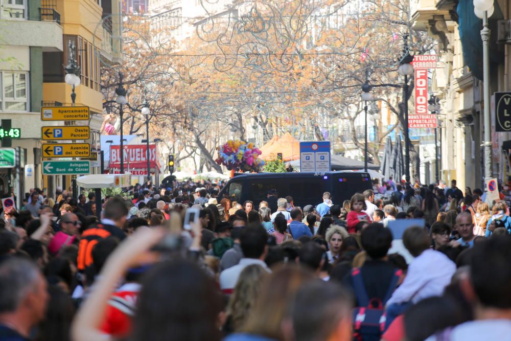 Ambiente fallero en las calles de València