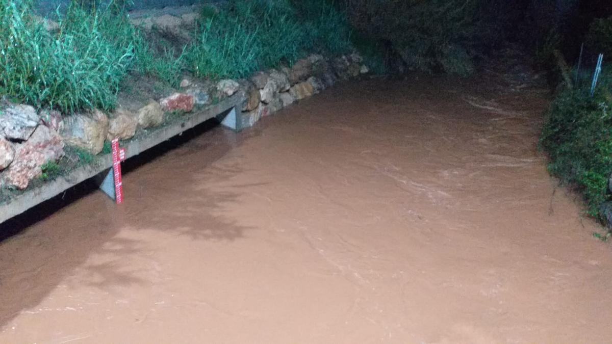 Los barrancos de Alzira han experimentado una crecida importante de madrugada.