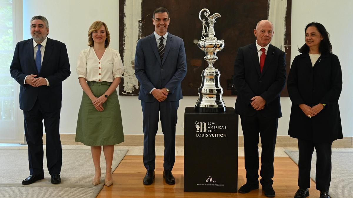 El presidente del Gobierno se reúne con el consejero delegado de la Copa América y con su vicepresidenta