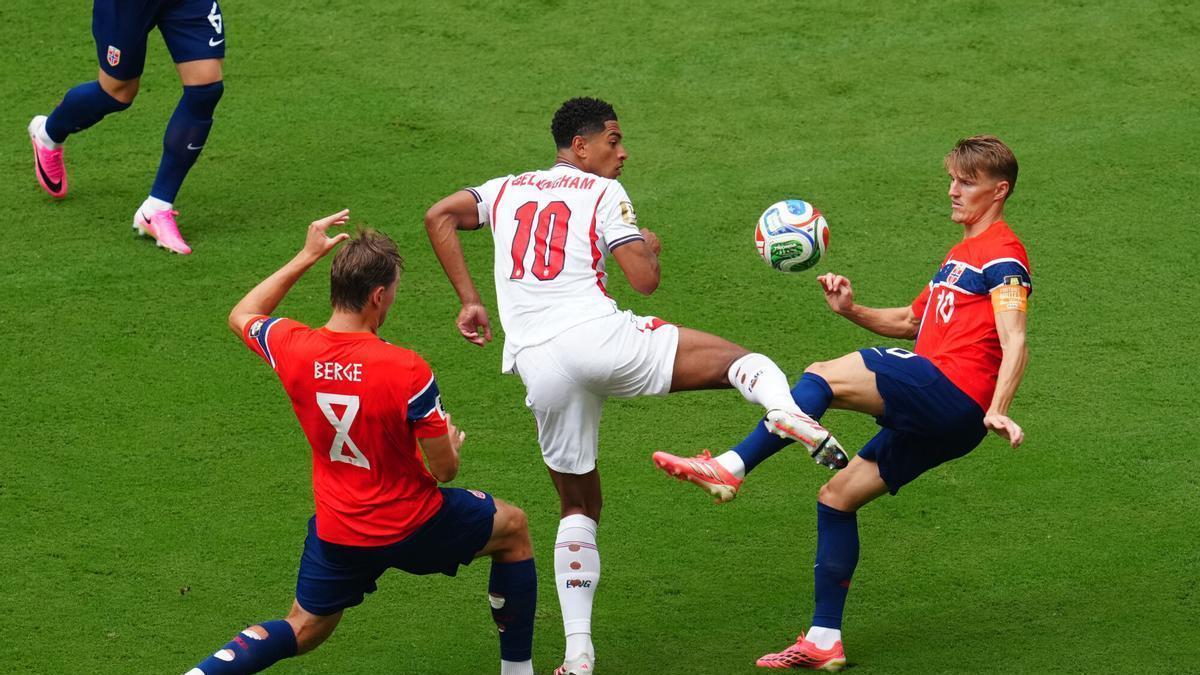 Bellingham pugna por un balón en Miami