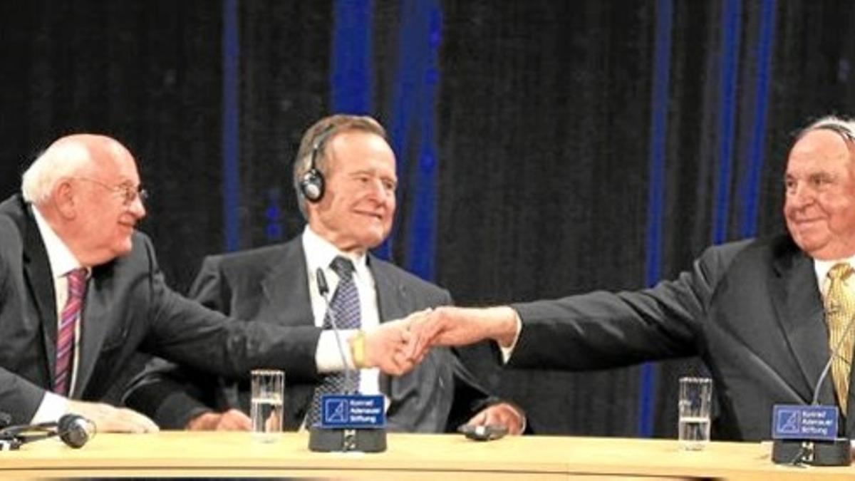 Mijaíl Gorbachov (izquierda) da la mano ayer a Helmut Kohl en Berlín, ante la mirada del expresidente de Estados Unidos George Bush padre.