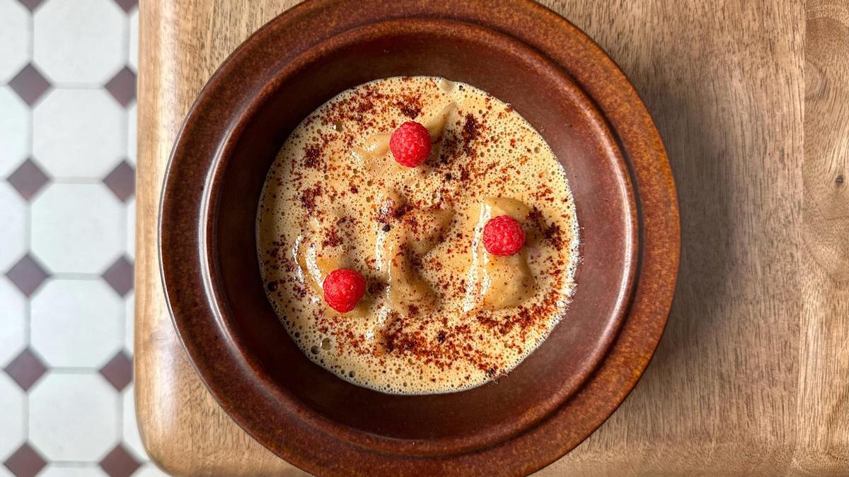 El ravioli de pasta de pan relleno de pollo y ricota de Nolla.