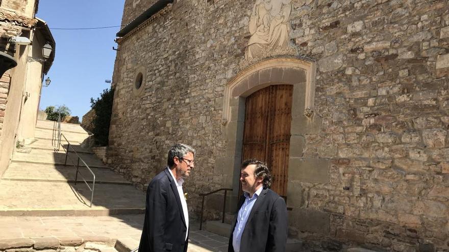 L&#039;alcalde, Josep Maria Canudas, i Josep Peramiquel, davant la porta d&#039;entrada a l&#039;església