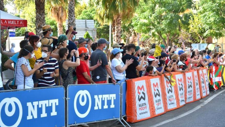 Aficionados siguen la llegada de la Vuelta a Villanueva.