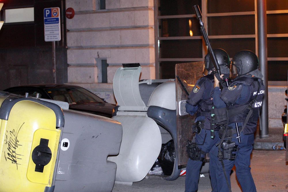 Galeria de fotos: Enfrontaments a Girona entre manifestants i policia