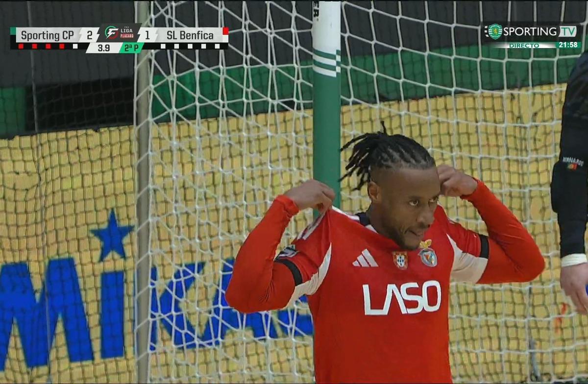 Pany Varela, estrella del Benfica de futsal, celebra el tanto ante la afición del Sporting de Portugal, donde militó durante ocho temporadas.