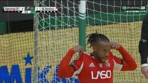 Pany Varela, estrella del Benfica de futsal, celebra el tanto ante la afición del Sporting de Portugal, donde militó durante ocho temporadas.