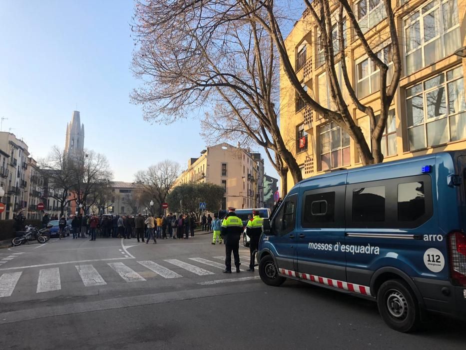 Concentració de protesta per les detencions dels alcaldes de Verges i Celrà