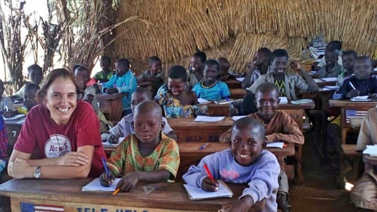 La misionera zamorana, sentada con un grupo de estudiantes en la escuela. | M. E.