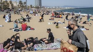 Ambiente de buen tiempo en la playa de la Barceloneta.
