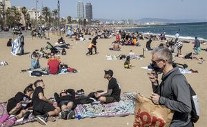 Ambiente de buen tiempo en la playa de la Barceloneta.