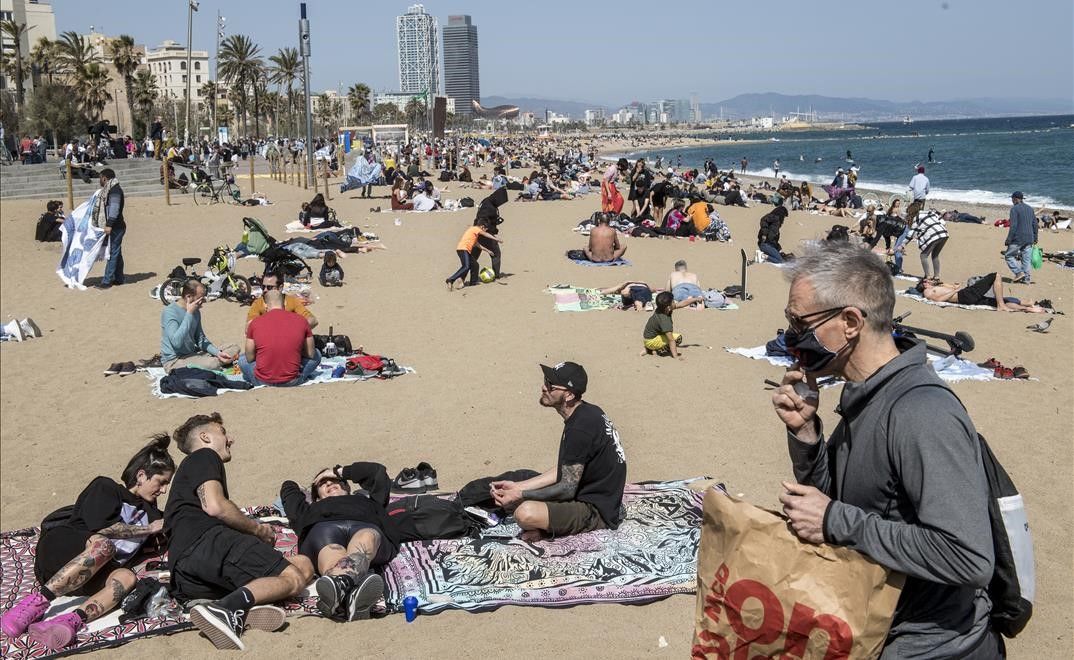 Barcelona  02 04 2021   Sociedad   Ambiente de buen tiempo en la playa de la Barceloneta con distancia de seguridad suficiente entre los asistentes  Fotografia de Jordi Cotrina