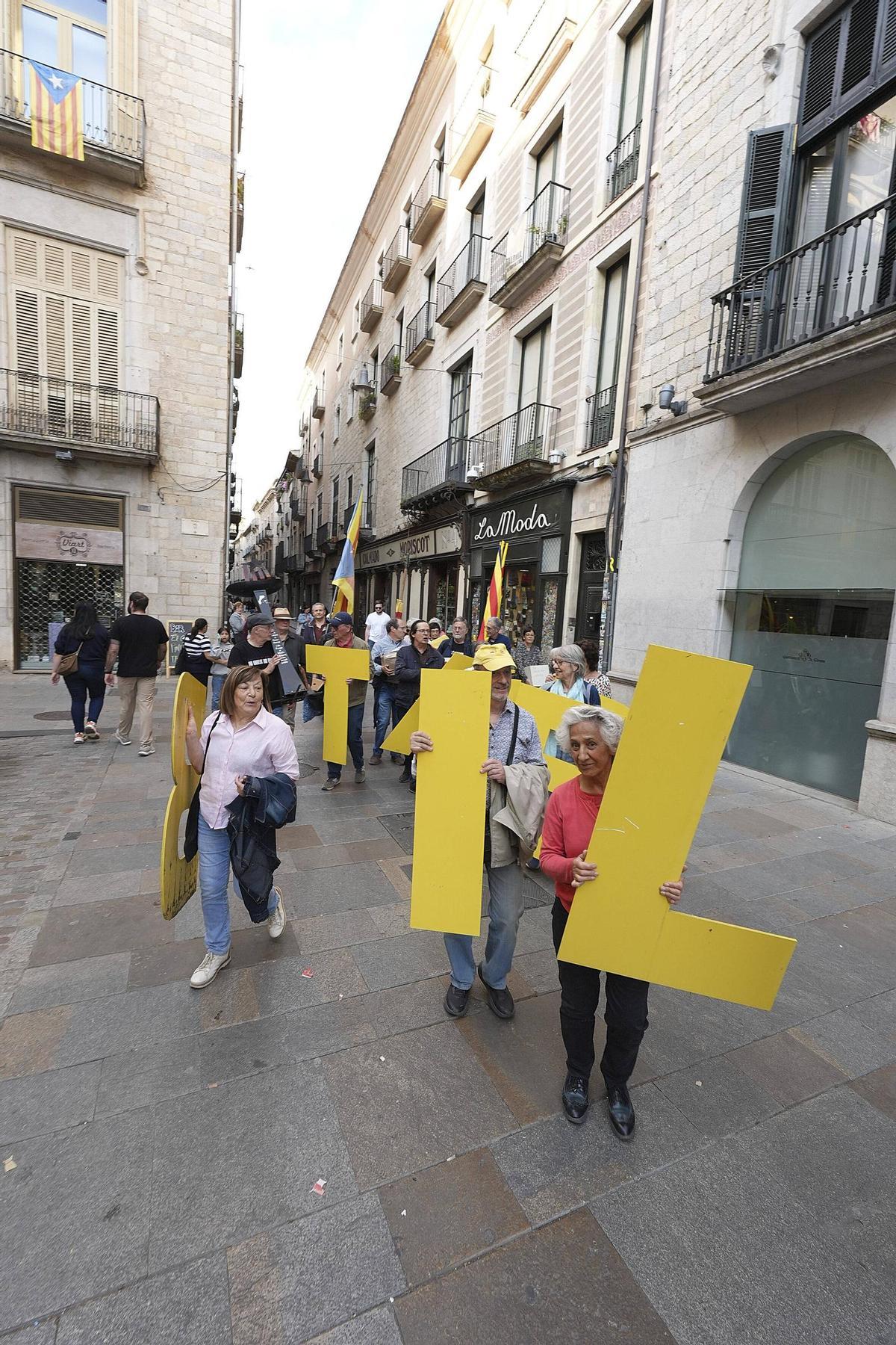 L'ADAC canvia de seu i fa moure les lletres de la paraula Llibertat pel Barri Vell de Girona