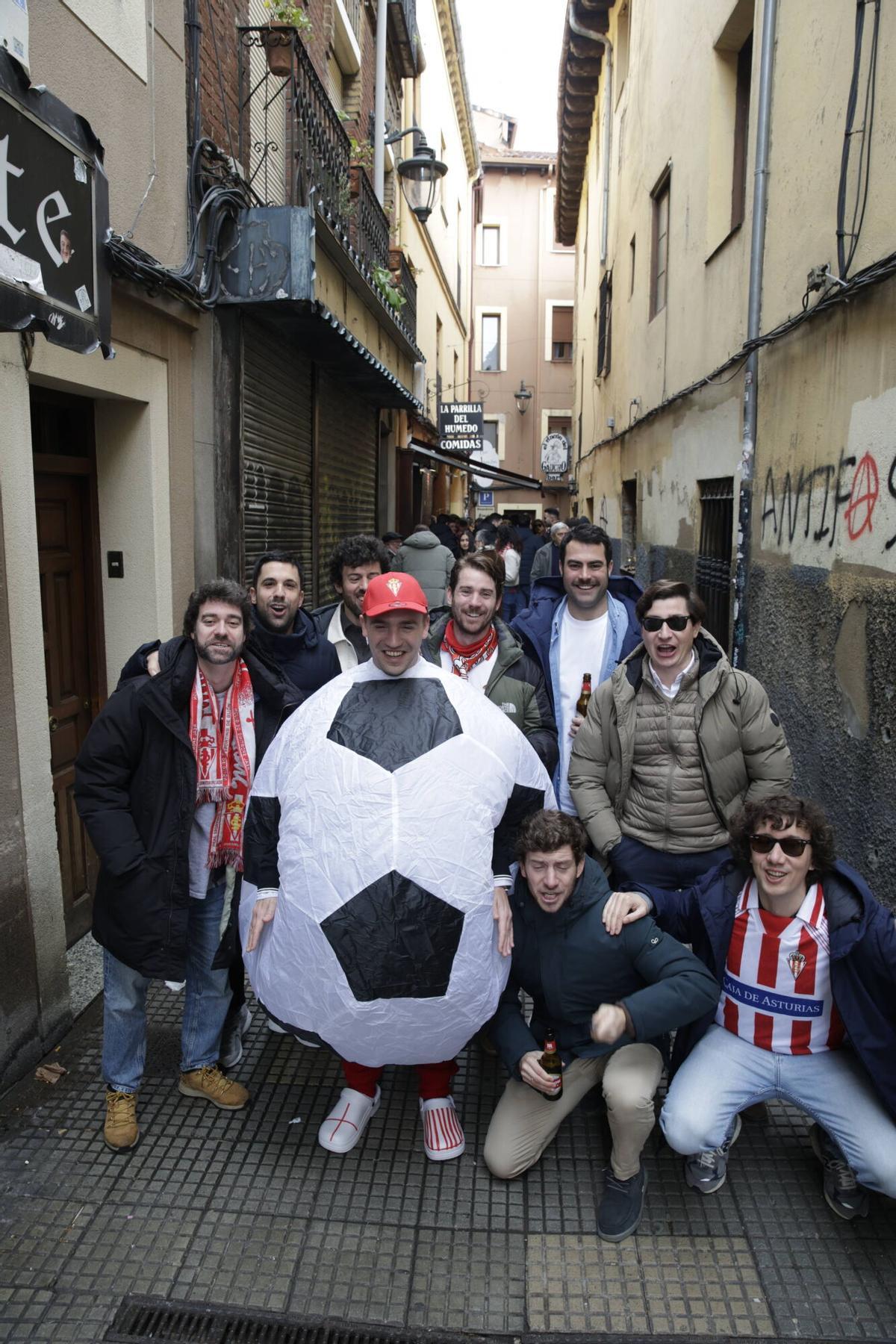 La Mareona invade León ates del partido del Sporting
