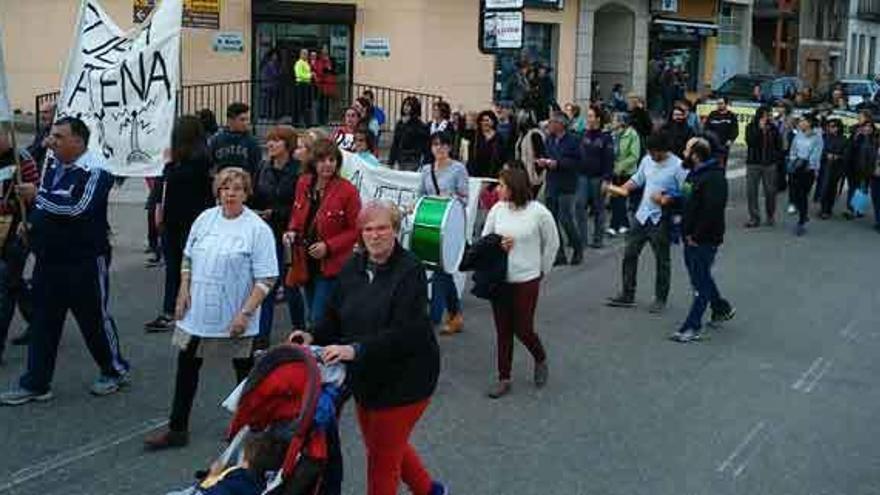 Los vecinos durante el recorrido por las calles de Puebla portan pancartas alusivas a la antena.