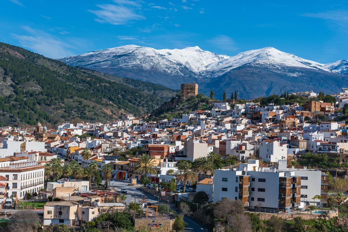 El Castillo de los Ulloa y la Iglesia de Nuestra Señora del Rosario sobresaliendo por encima de las casas del pueblo