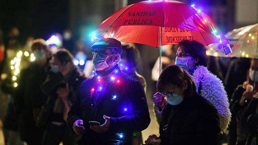 Los participantes acudieron con luces y velas. |   // GUSTAVO SANTOS