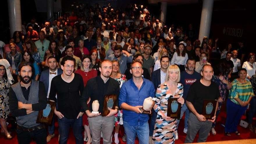 Foto de familia de los premiados, con los ganadores en el centro, ayer en Bueu. // Gonzalo Núñez