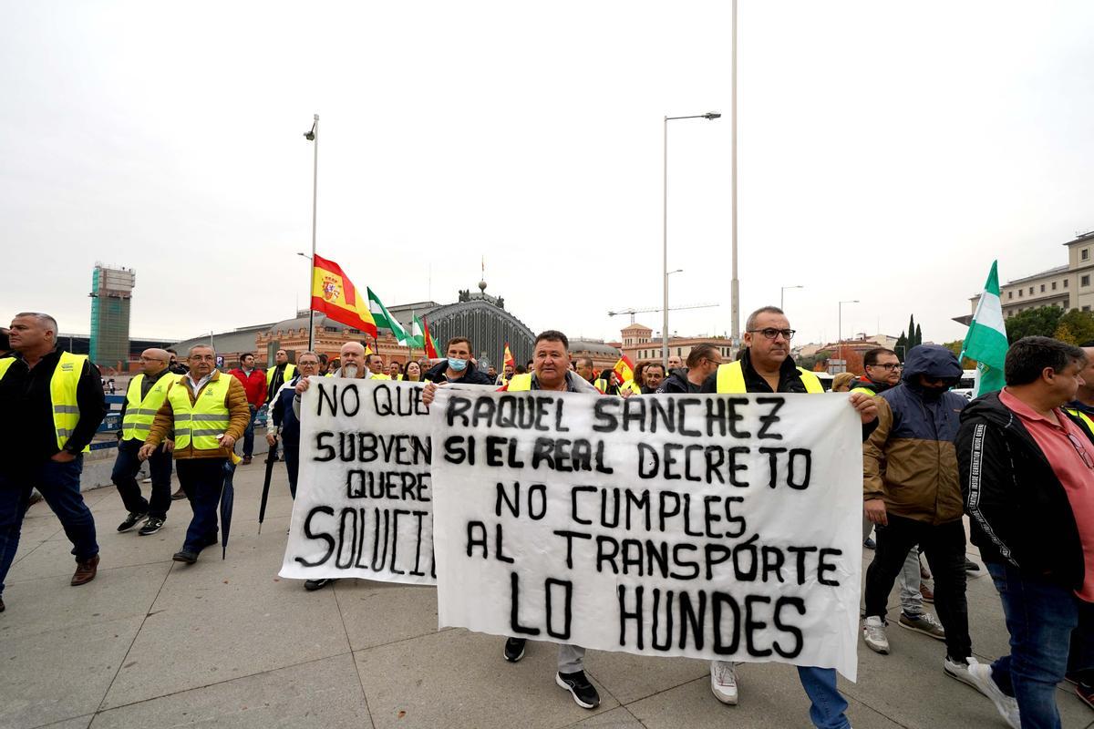 Manifestación de transportistas por el aumento de costes.