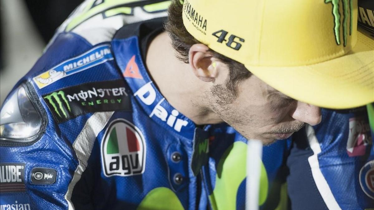 Rossi, meditabundo antes de subir a la moto en Losail.