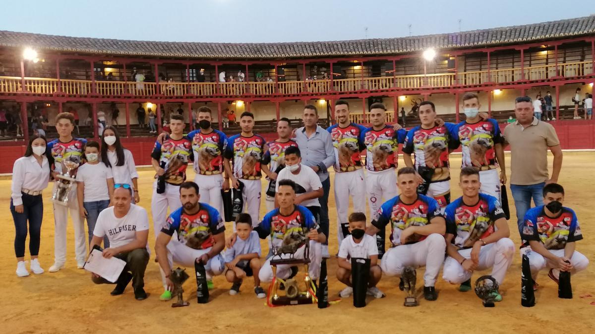 Los recortadores posan con los organizadores del concurso en la plaza de toros