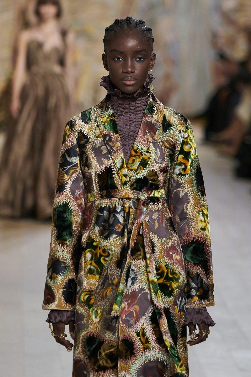 Look con abrigo 'patchwork' visto en el desfile de Alta Costura otoño-invierno 2021-2022 de Dior