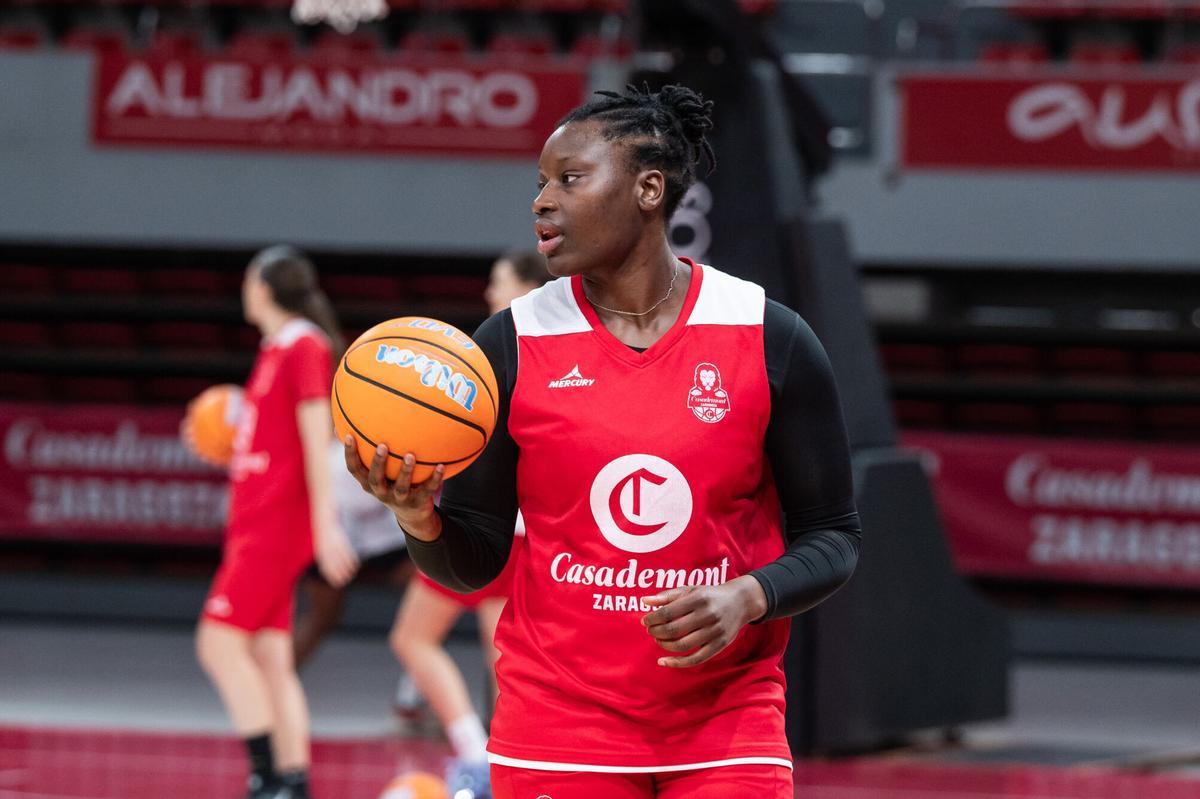 Aminata Gueye, durante un entrenamiento del Casademont Zaragoza.