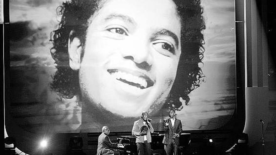 El actor Jamie Foxx, con una gran imagen de Michael en su homenaje en Los Ángeles.