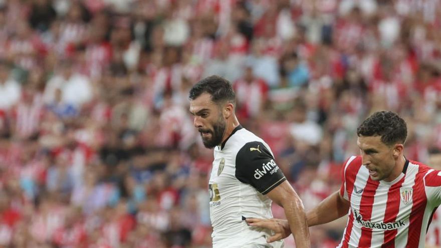 Luis Rioja durante el partido de ayer en San Mamés. | EFE/ LUIS TEJIDO