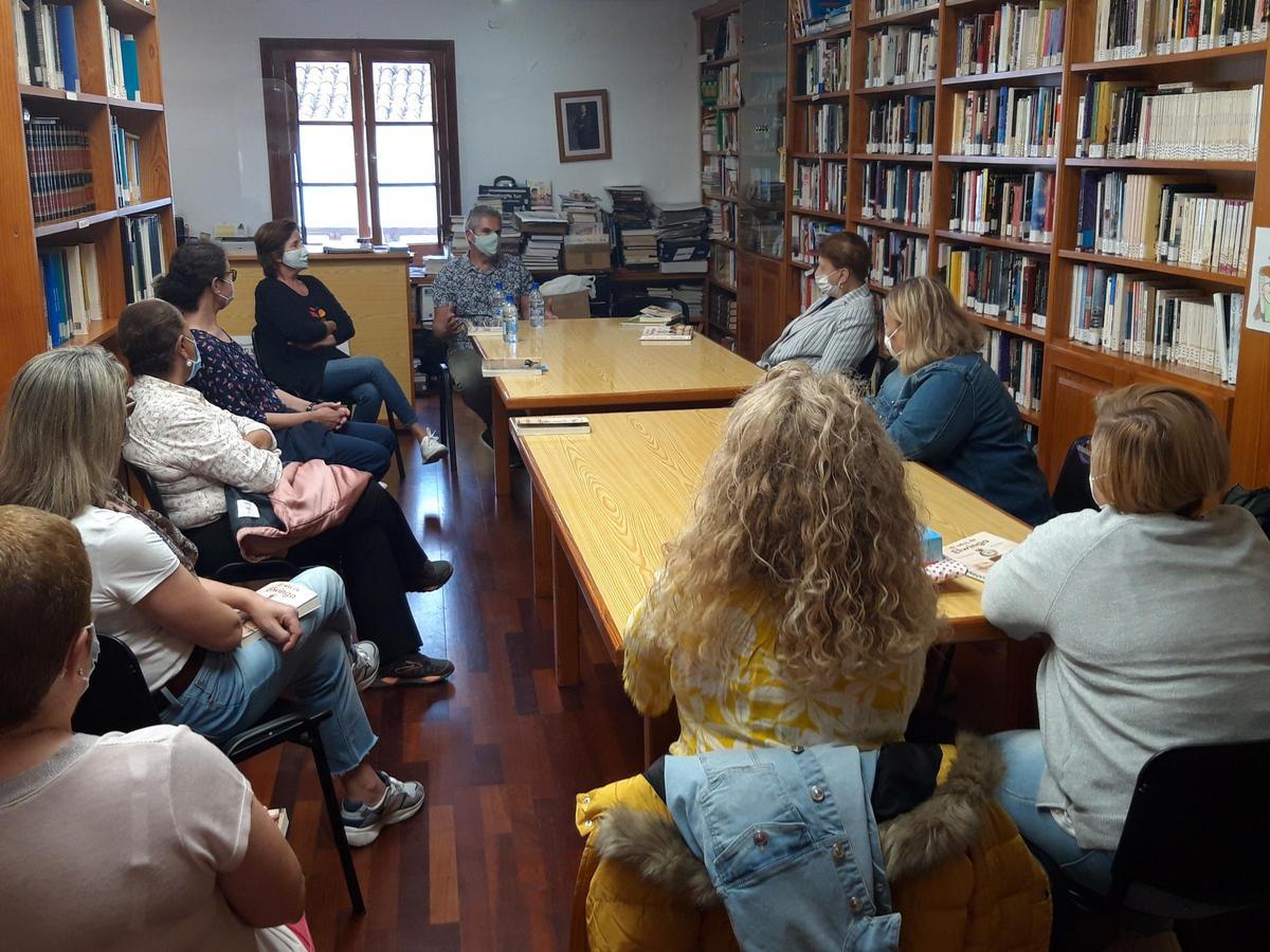 Club de lectura de la Biblioteca de Valleseco durante la época pandémica.