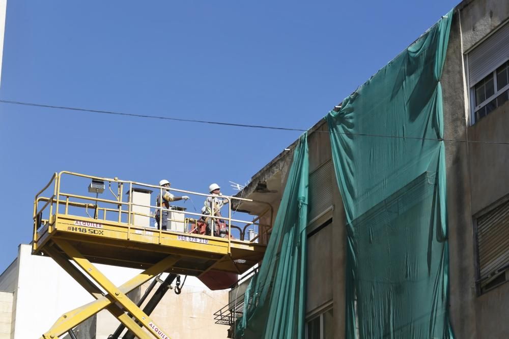 Comienzan las obras de demolición del edificio de la esquina de María Parodi con Ramón Gallud en Torrevieja