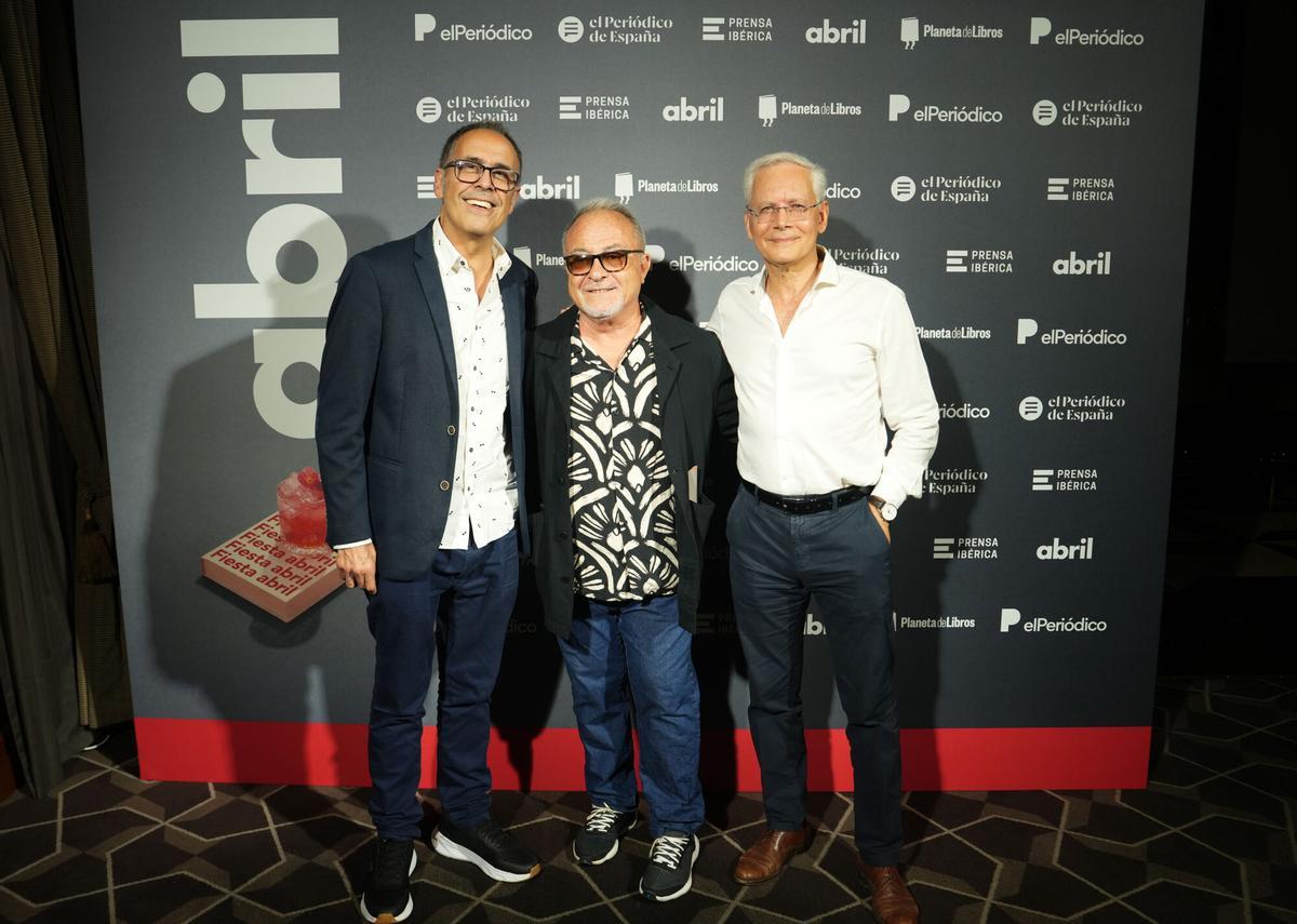 El escritor José Luis Correa junto a Antonio Puente, colaborador del suplemento ‘abril’, y Santiago J. Henríquez, escritor y colaborador de Cultura de Prensa Ibérica