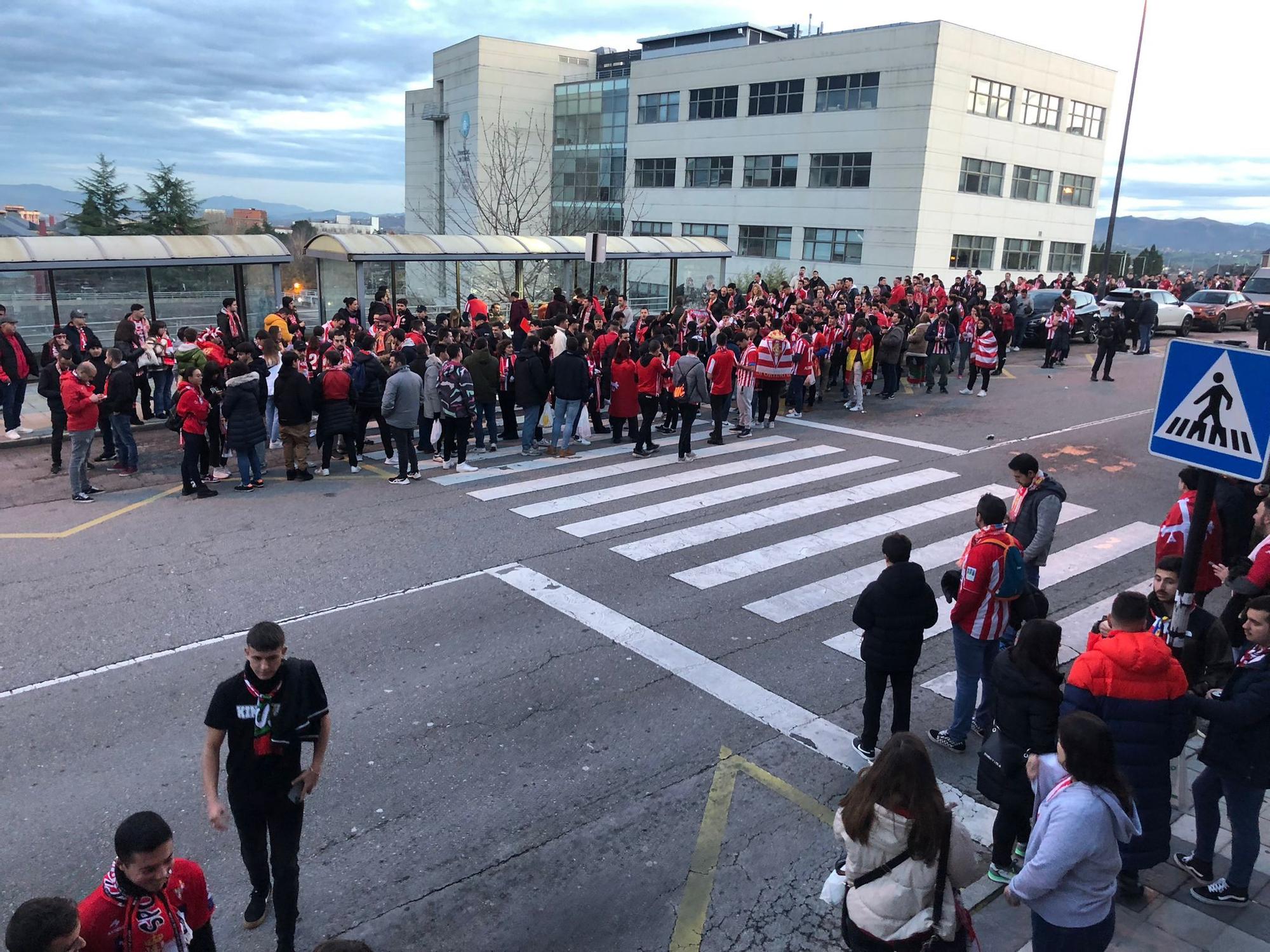 Las aficiones del Oviedo y el Sporting calientan motores antes del derbi