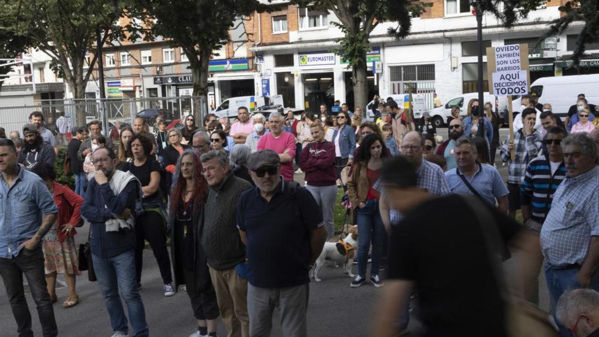 Los vecinos, frente al colegio infantil, minutos antes de iniciar la marcha por el barrio. | Miki López